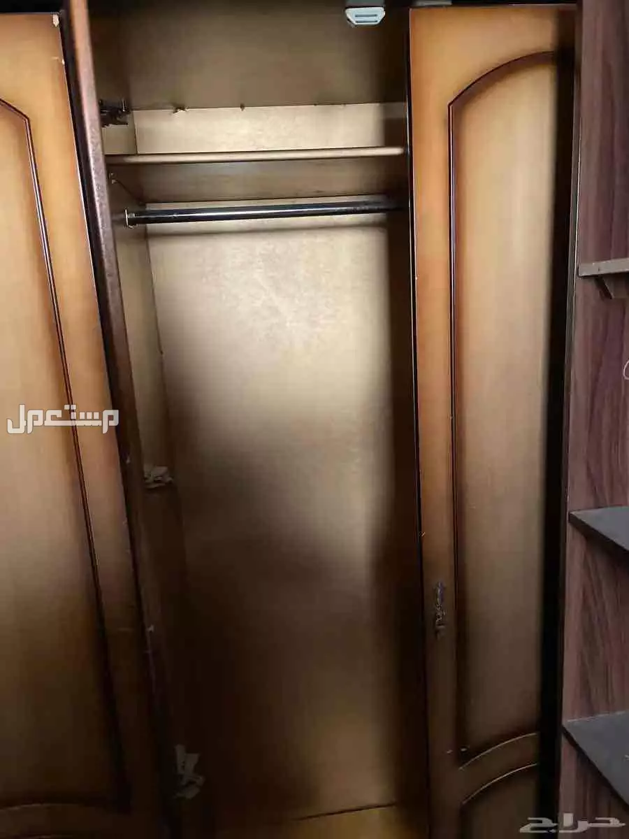 للبيع دولاب خشب بحالة جيدة يتكون من اربع اقسام