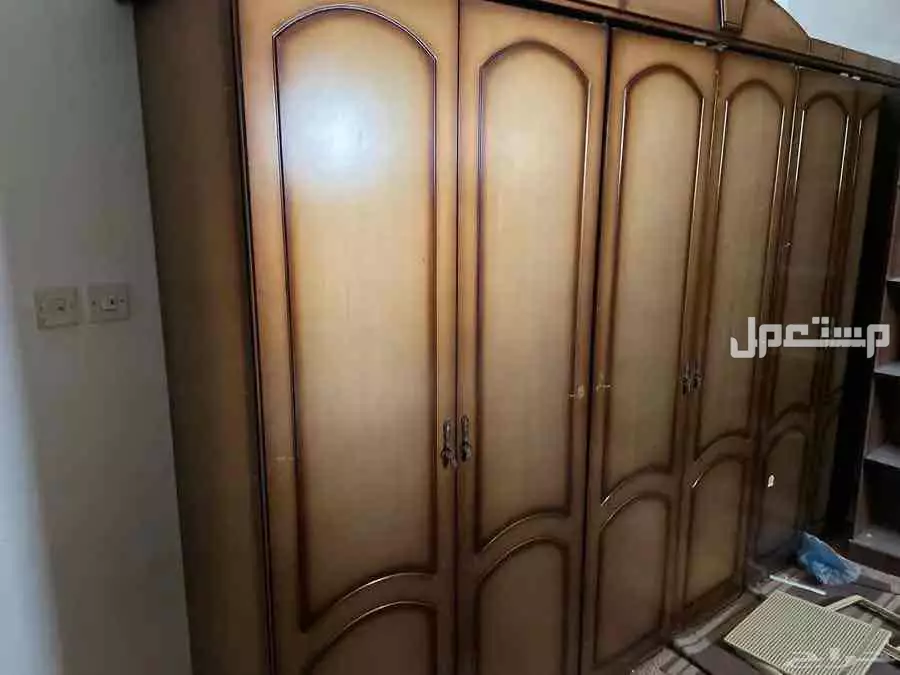 دولاب خشب مكون من 4 اقسام بحالة جيدة