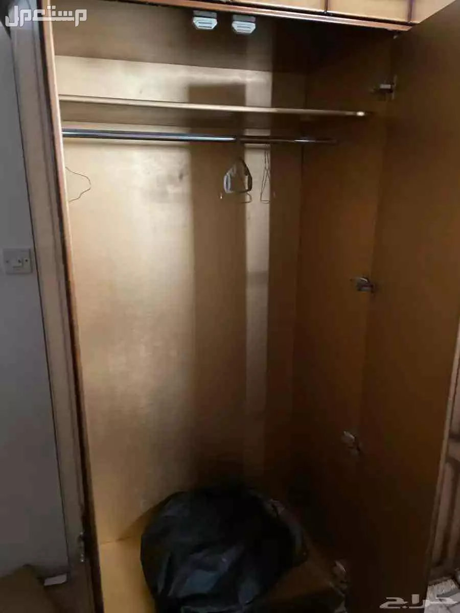 دولاب خشب مكون من 4 اقسام بحالة جيدة