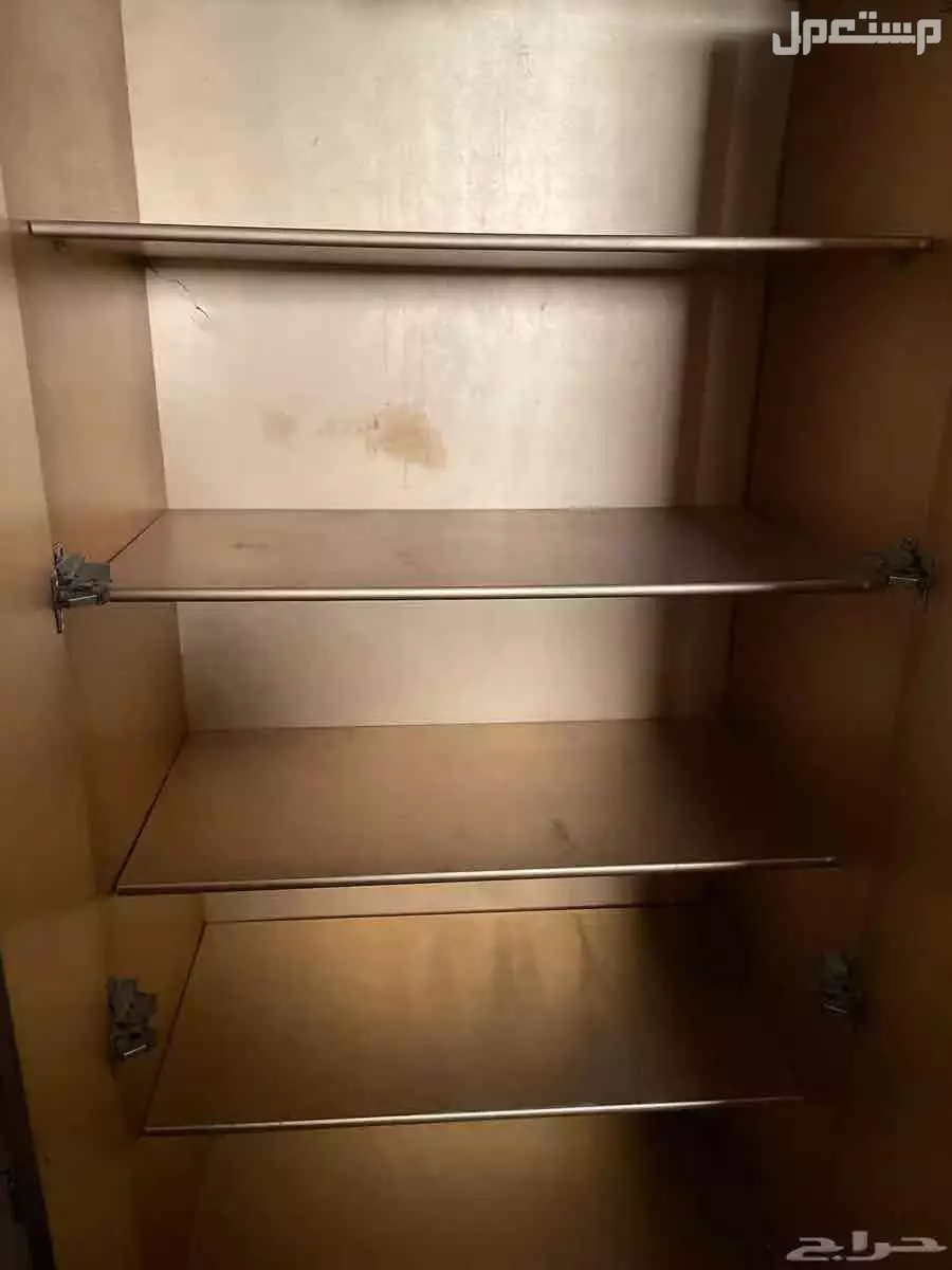 دولاب خشب مكون من 4 اقسام بحالة جيدة