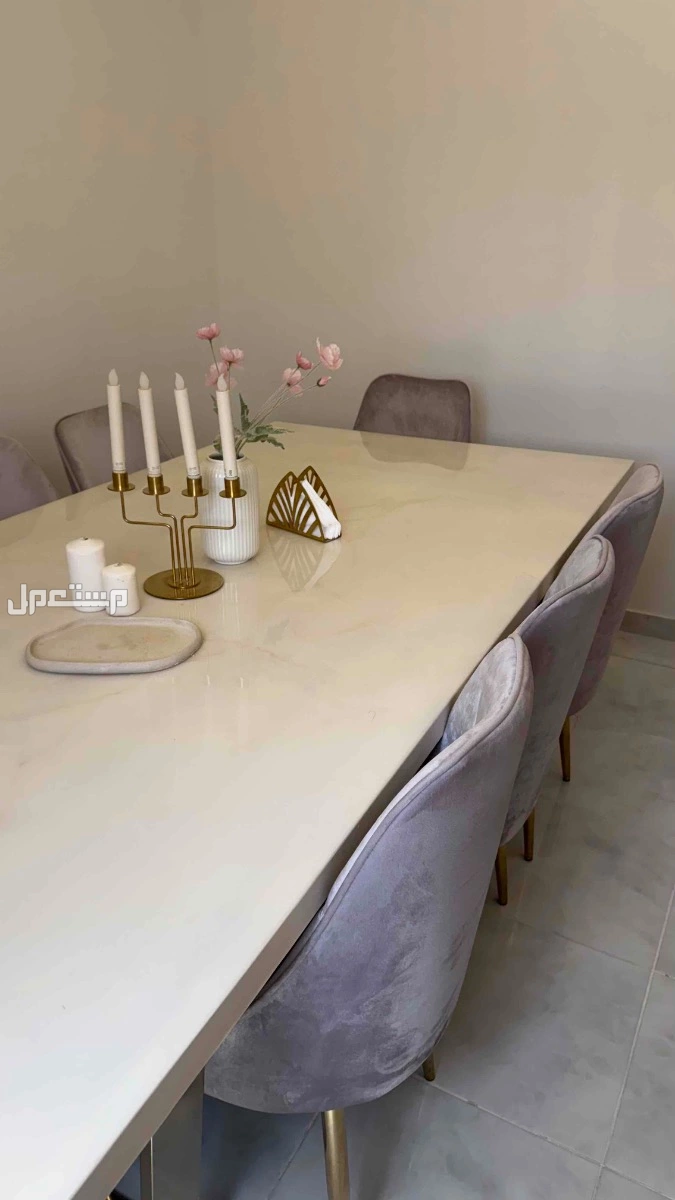 طاولة طعام بسطح رخام و 8 مقاعد