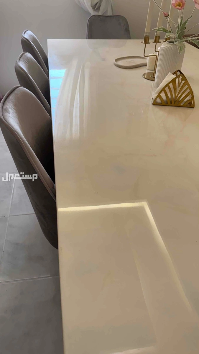 طاولة طعام بسطح رخام و 8 مقاعد