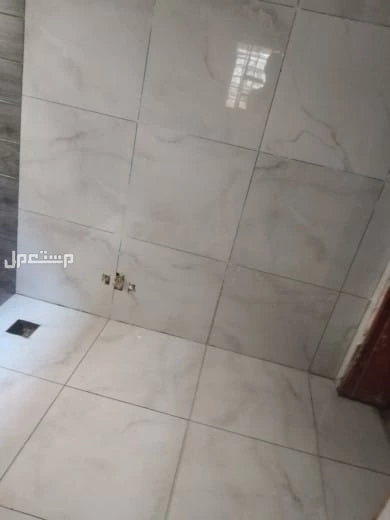 معلم بلاط لتركيب جميع انواع السيراميك والرخام والبورسلين