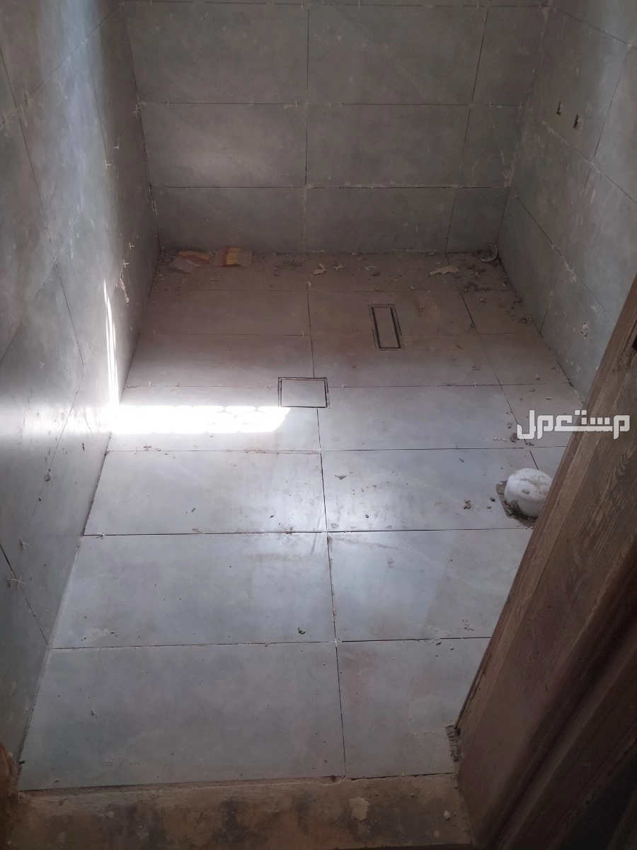 معلم بلاط لتركيب جميع انواع السيراميك والرخام والبورسلين