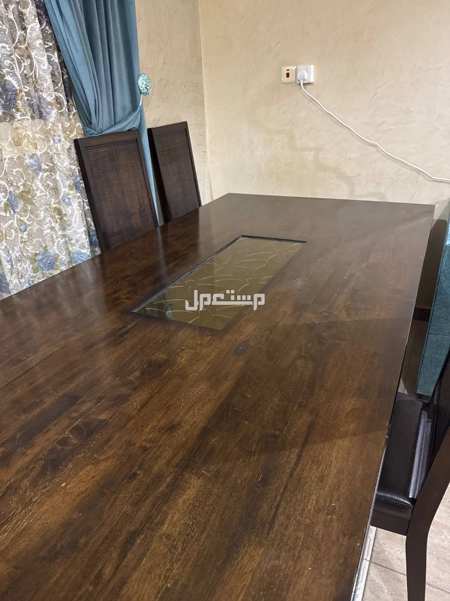 طاولة طعام 10 كراسي بحالة شبه جديدة