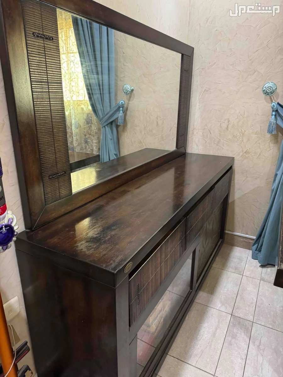 طاولة طعام 10 كراسي بحالة شبه جديدة