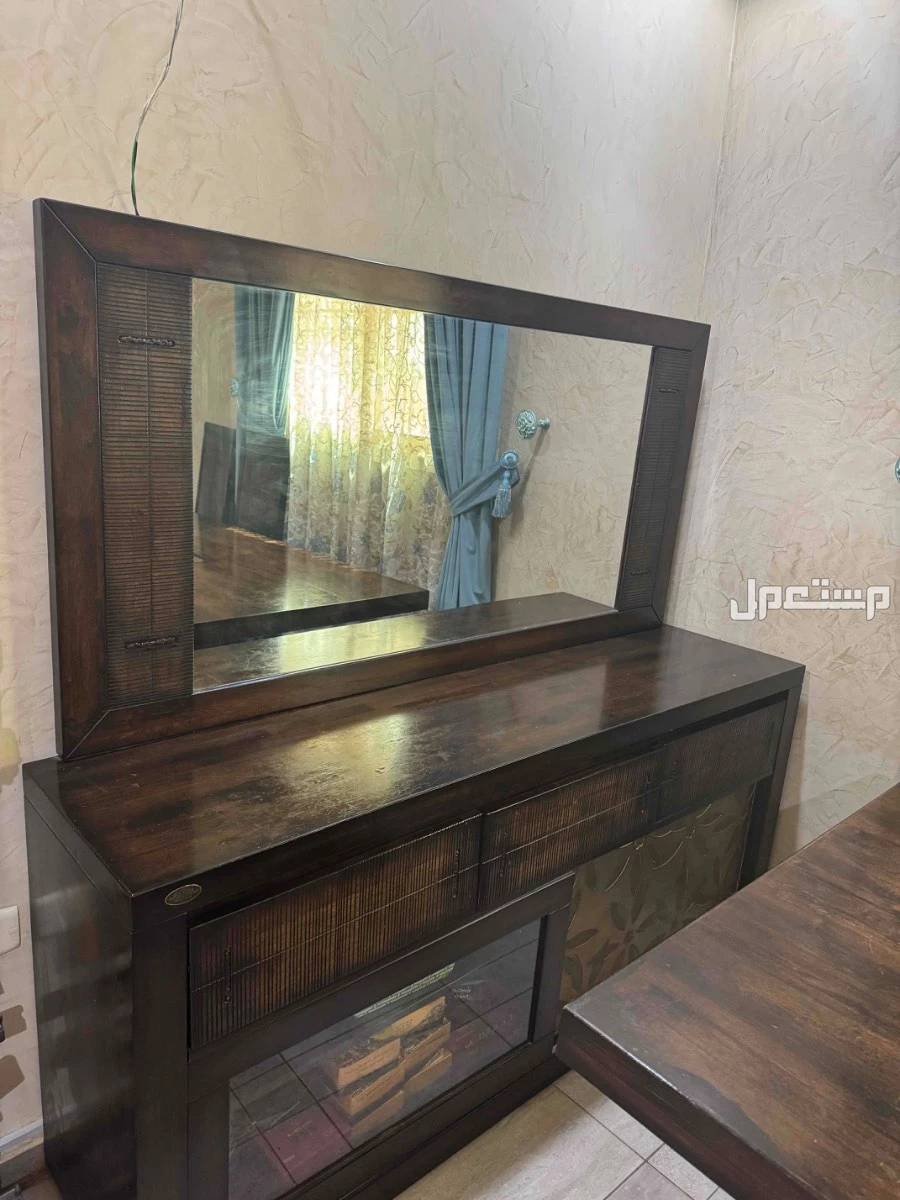 طاولة طعام 10 كراسي بحالة شبه جديدة