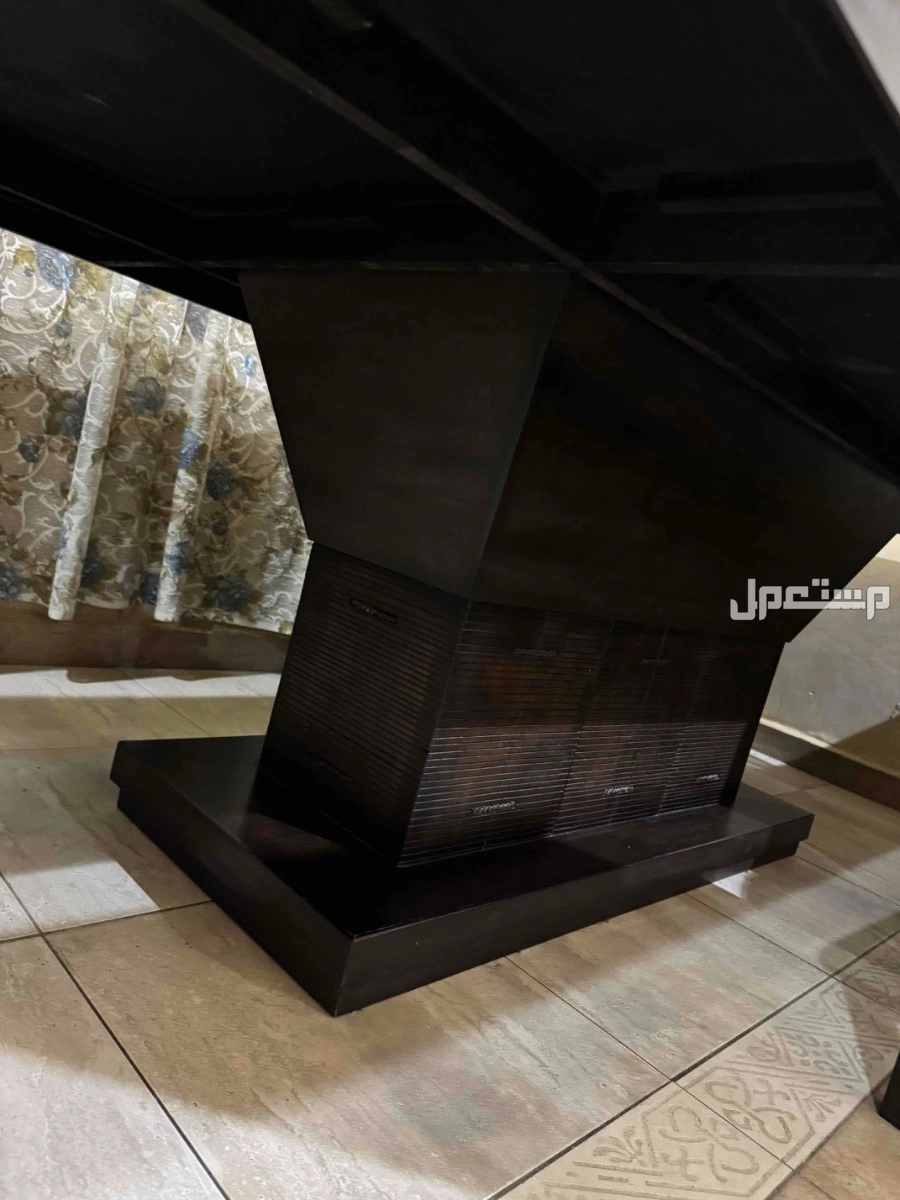 طاولة طعام 10 كراسي بحالة شبه جديدة