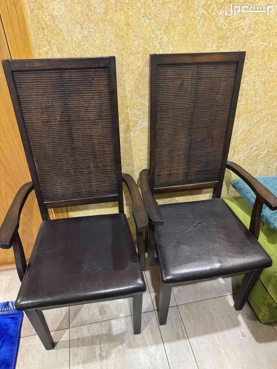 طاولة طعام 10 كراسي بحالة شبه جديدة