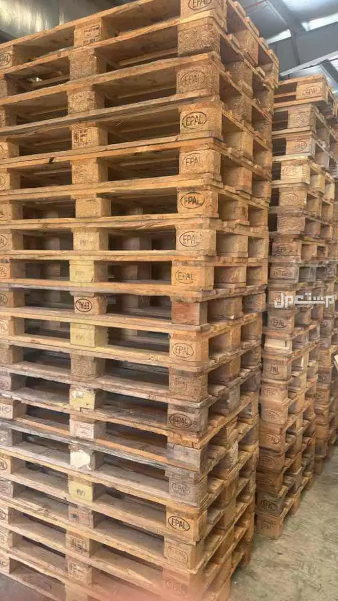 ♻️ للبيع: طبالي خشب وبلاستيك مستعملة – قوية، عملية وبسعر ممتاز!