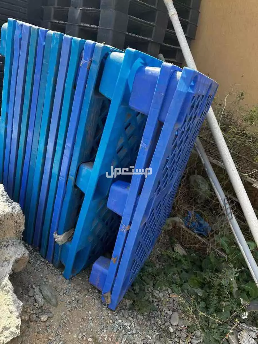 ♻️ للبيع: طبالي خشب وبلاستيك مستعملة – قوية، عملية وبسعر ممتاز!