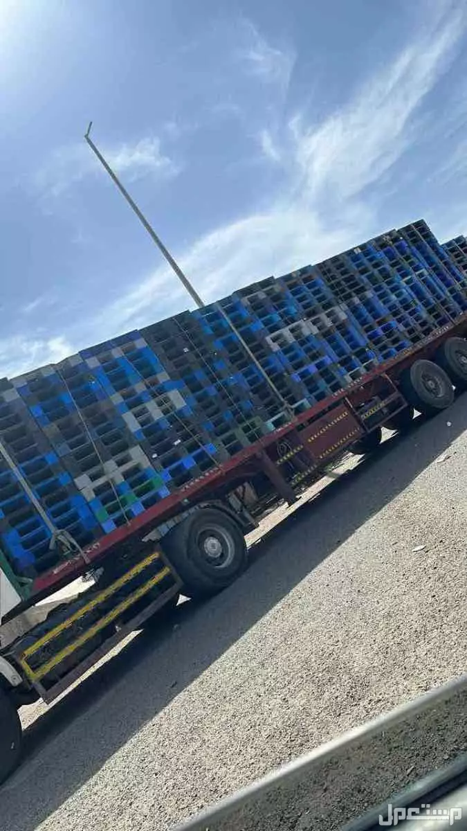 ♻️ للبيع: طبالي خشب وبلاستيك مستعملة – قوية، عملية وبسعر ممتاز!