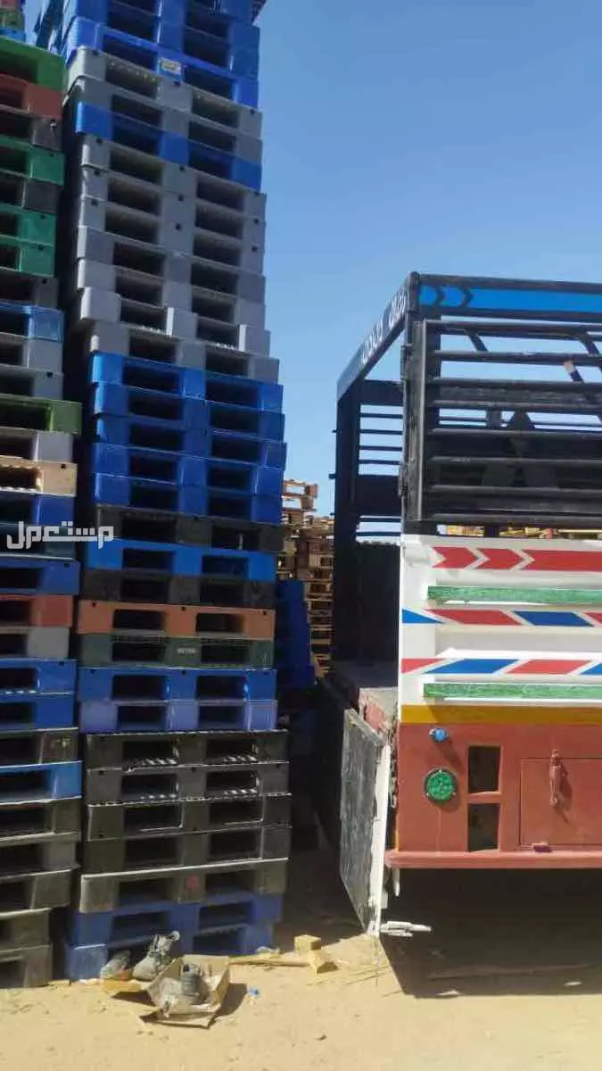 ♻️ للبيع: طبالي خشب وبلاستيك مستعملة – قوية، عملية وبسعر ممتاز!