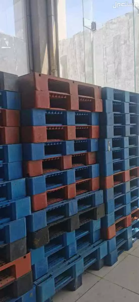 ♻️ للبيع: طبالي خشب وبلاستيك مستعملة – قوية، عملية وبسعر ممتاز!