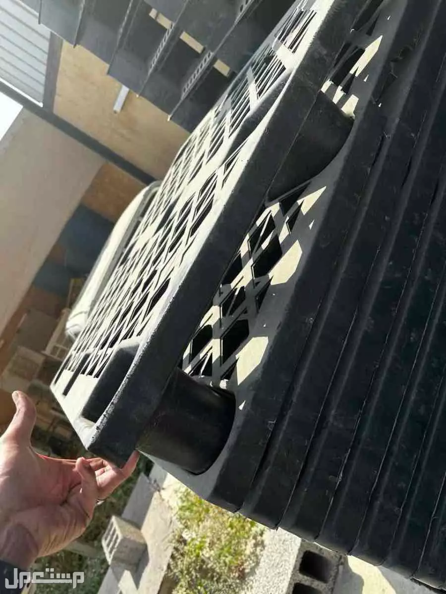 ♻️ للبيع: طبالي خشب وبلاستيك مستعملة – قوية، عملية وبسعر ممتاز!