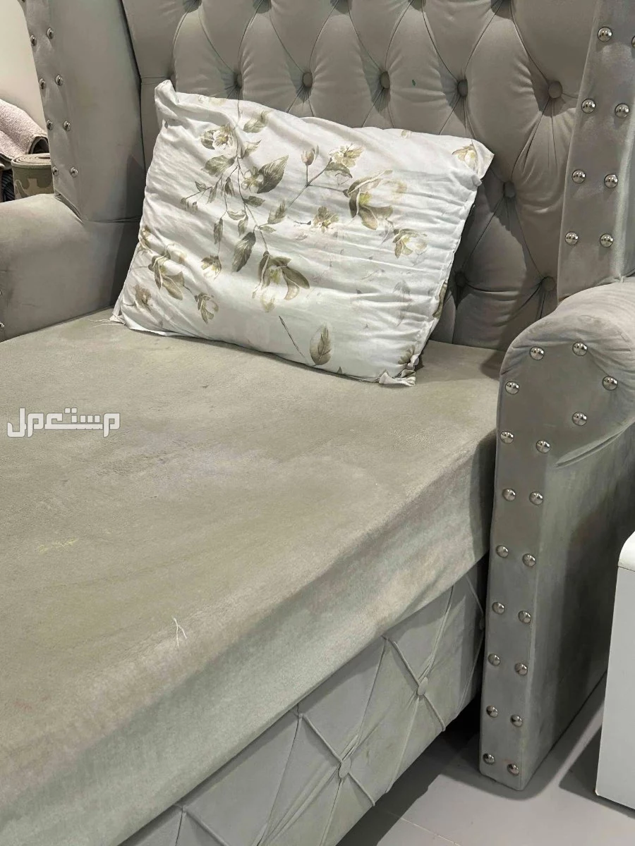 سرير مفصل تفصيل لونه تفاحي ومخمل ويجي قطعتين