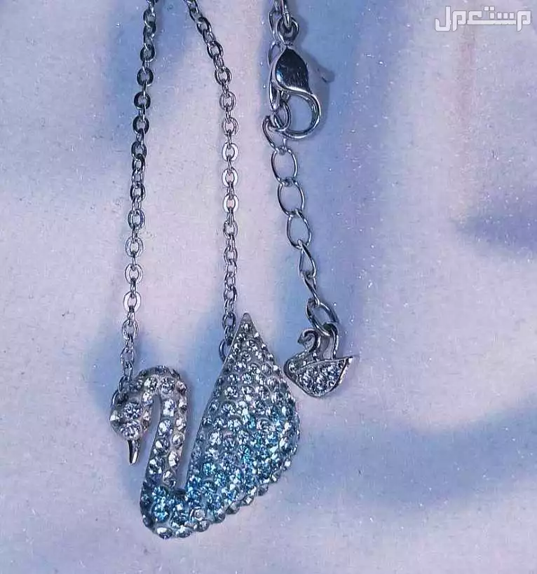 قلادة سوارفسكي البجعة swan الأصلية  في المدينة المنورة بسعر 250 ريال سعودي