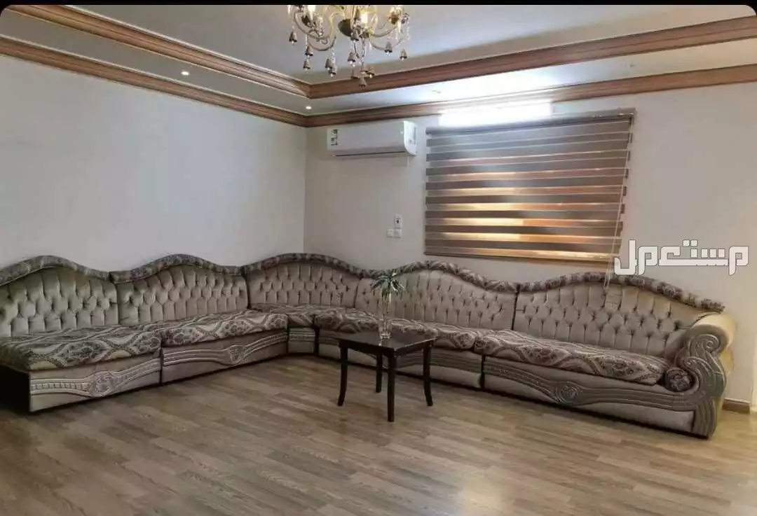 كنب واسع تركي بحاله جيده  8 قطع يكفي أكثر من 20 شخص  في المدينة المنورة بسعر 500 ريال سعودي