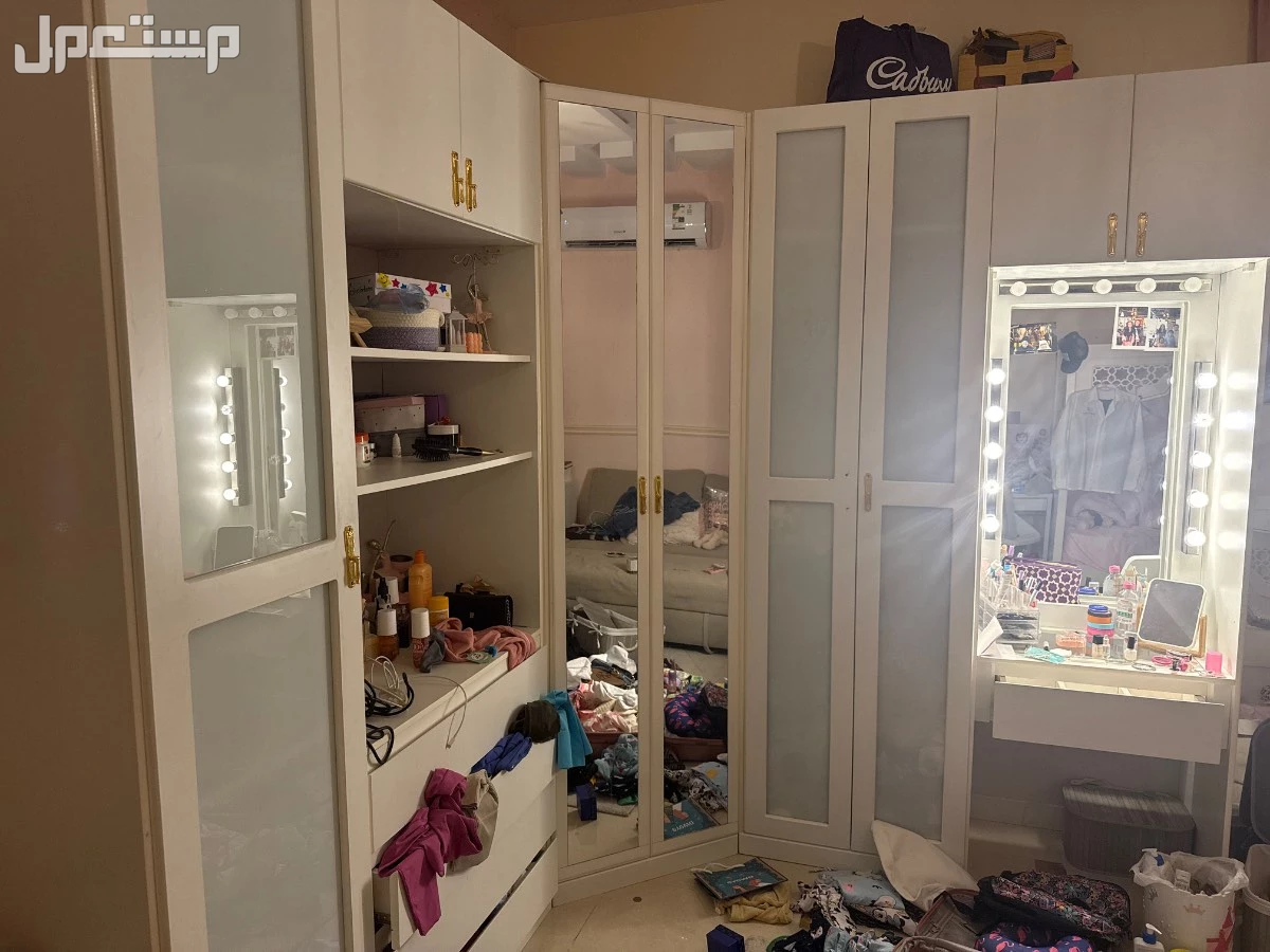 سرير اطفال و دولابين اطفال ودولاب كبير في جدة بسعر 800 ريال سعودي