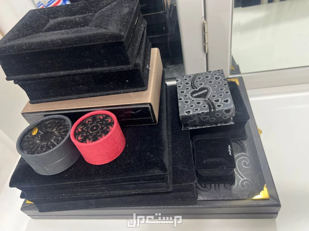 صناديق مجوهرات جميعها في حالة ممتازة مخمل السعر على السوم لانختلف البيع بدل الرمي للفائدة في حوطة بني تميم صناديق للمجوهرات فخمة الاغلب منها مخمل جميعها في حالة ممتازة