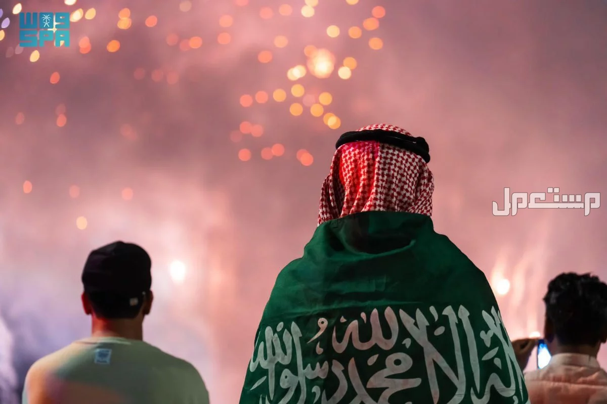 فعاليات اليوم الوطني السعودي 95 في جدة 2025 رجل يضع علم السعودية علي ظهره