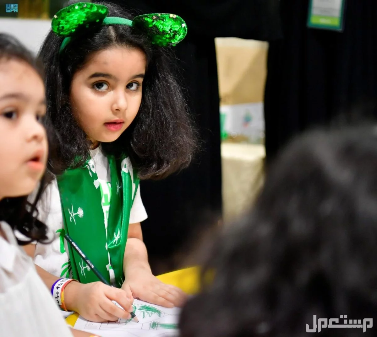 فعاليات اليوم الوطني السعودي 95 في جدة 2025 طفلة تحتفل باليوم الوطني السعودي