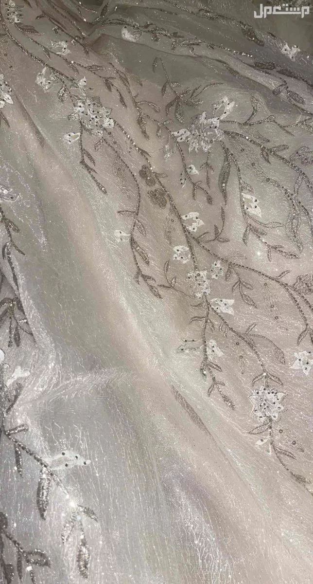 فستان زفاف اللون اوف وايت لم يلبس الامره واحده والمقاس لارج