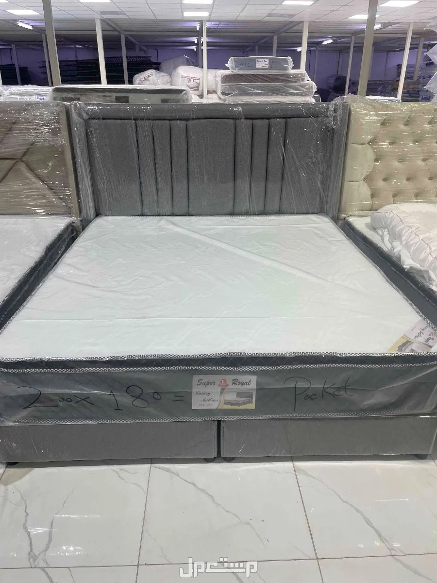 سرير بنمط أنيق مع مرتبة فخمة بحجم 200x180 سم. مرتبة سوبر رويال توفر راحة فائقة وتجربة نوم لا مثيل لها. مثالي لتجديد غرفة نومك.