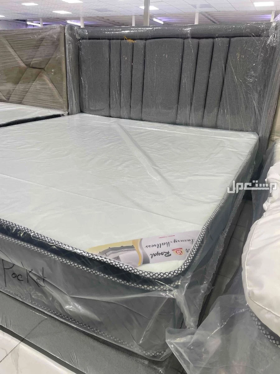 سرير بنمط أنيق مع مرتبة فخمة بحجم 200x180 سم. مرتبة سوبر رويال توفر راحة فائقة وتجربة نوم لا مثيل لها. مثالي لتجديد غرفة نومك.