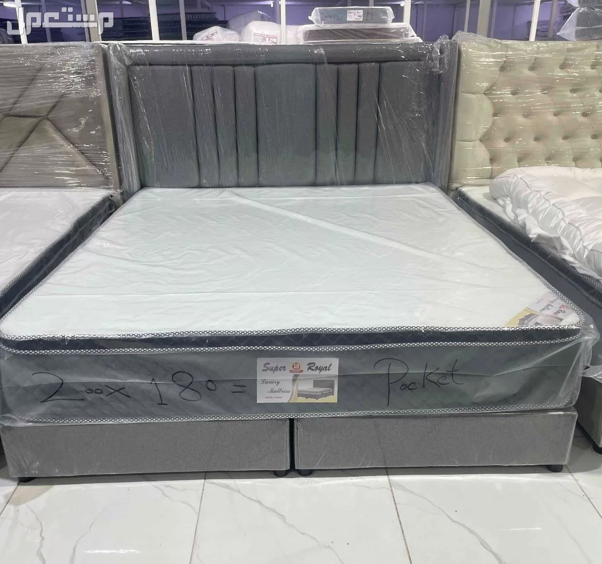 سرير بنمط أنيق مع مرتبة فخمة بحجم 200x180 سم. مرتبة سوبر رويال توفر راحة فائقة وتجربة نوم لا مثيل لها. مثالي لتجديد غرفة نومك.