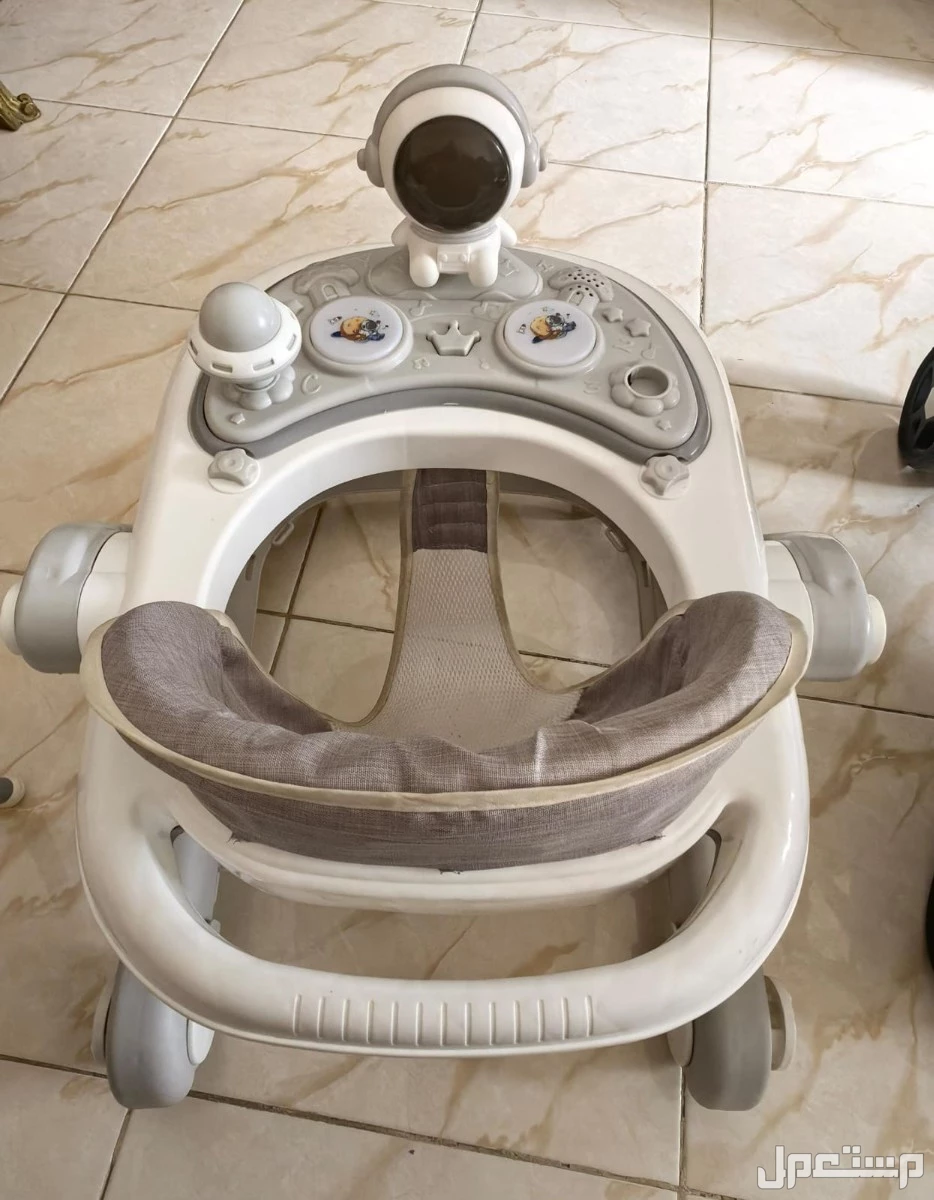 سرير اطفال شبه جديد نظيف جدا وكرسي طعام استخدم ابدا ودراجه وعربيه  للبيع بدواعي السفر