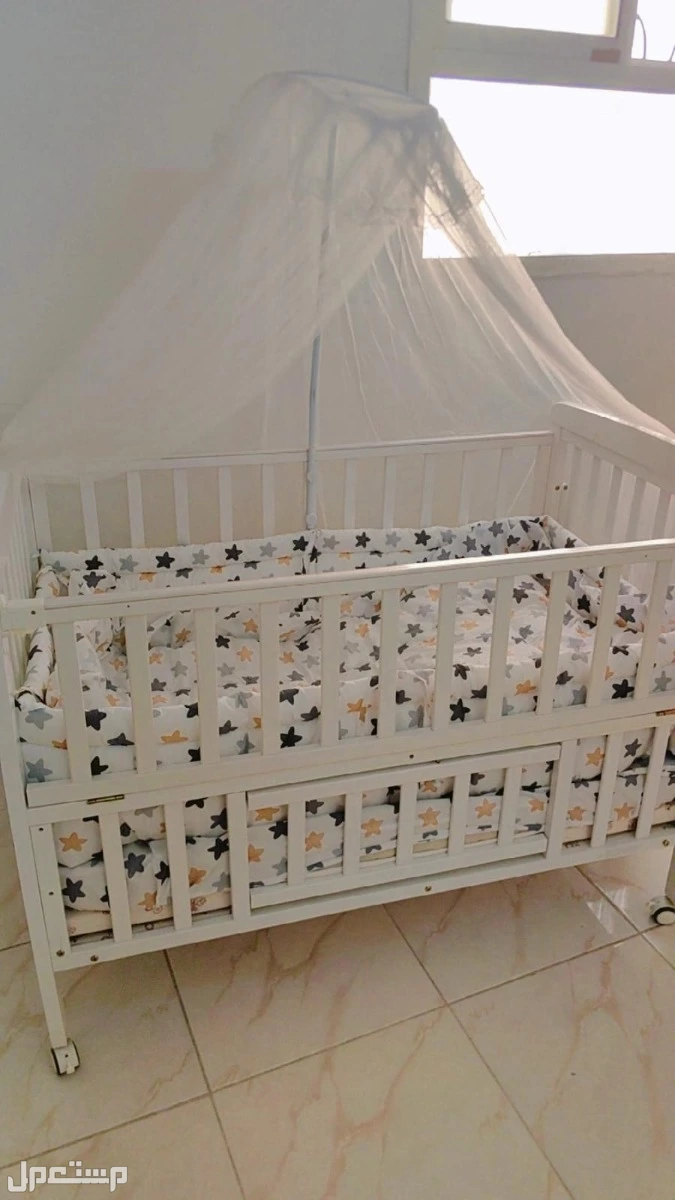 سرير اطفال شبه جديد نظيف جدا وكرسي طعام استخدم ابدا ودراجه وعربيه  للبيع بدواعي السفر