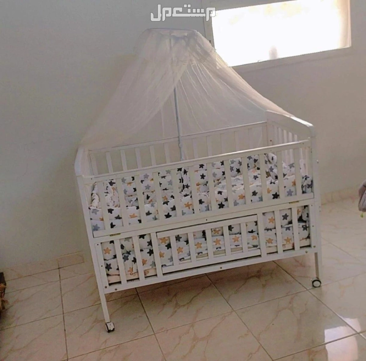 سرير اطفال شبه جديد نظيف جدا وكرسي طعام استخدم ابدا ودراجه وعربيه  للبيع بدواعي السفر