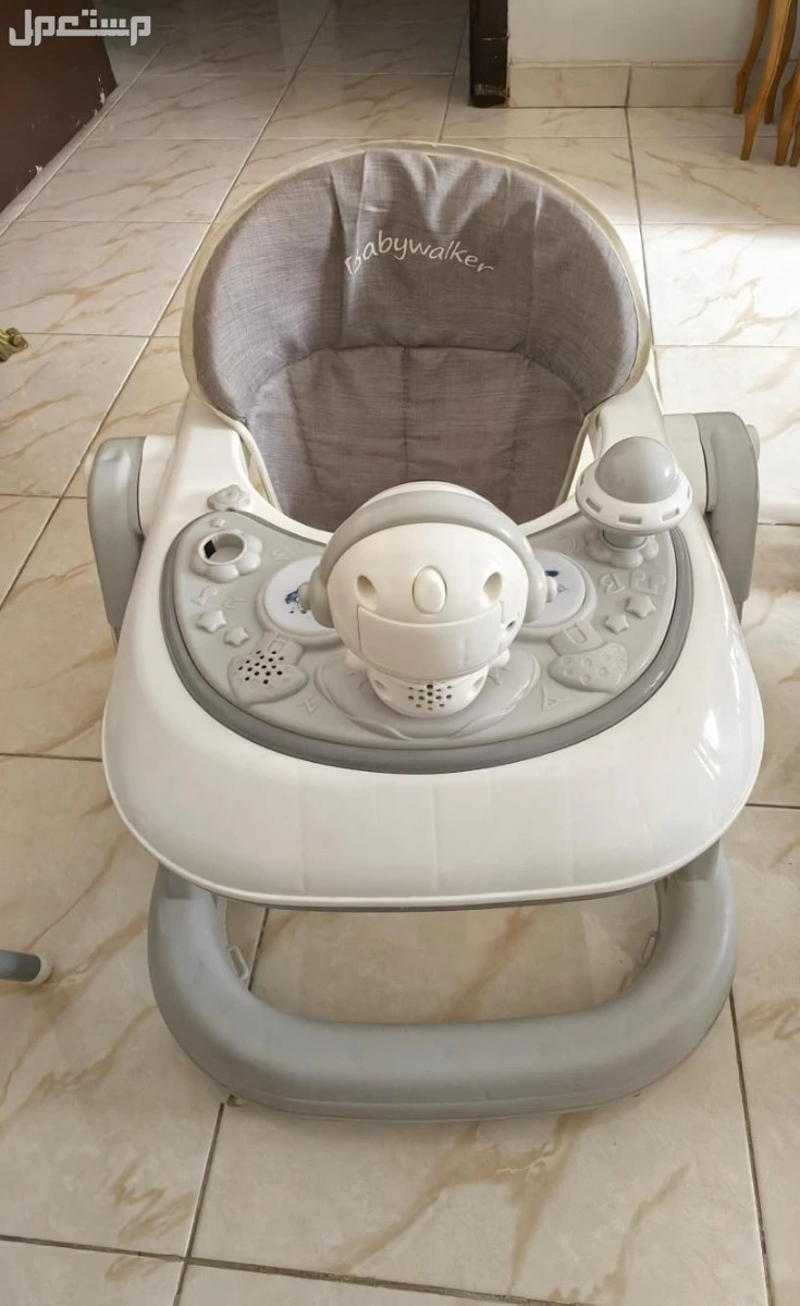 سرير اطفال شبه جديد نظيف جدا وكرسي طعام استخدم ابدا ودراجه وعربيه  للبيع بدواعي السفر