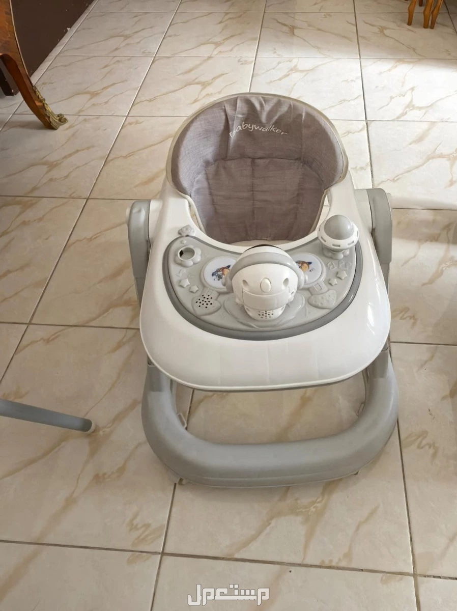 سرير اطفال شبه جديد نظيف جدا وكرسي طعام استخدم ابدا ودراجه وعربيه  للبيع بدواعي السفر