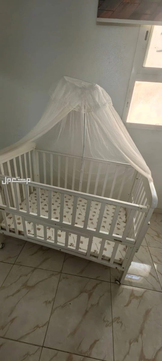 سرير اطفال شبه جديد نظيف جدا وكرسي طعام استخدم ابدا ودراجه وعربيه  للبيع بدواعي السفر