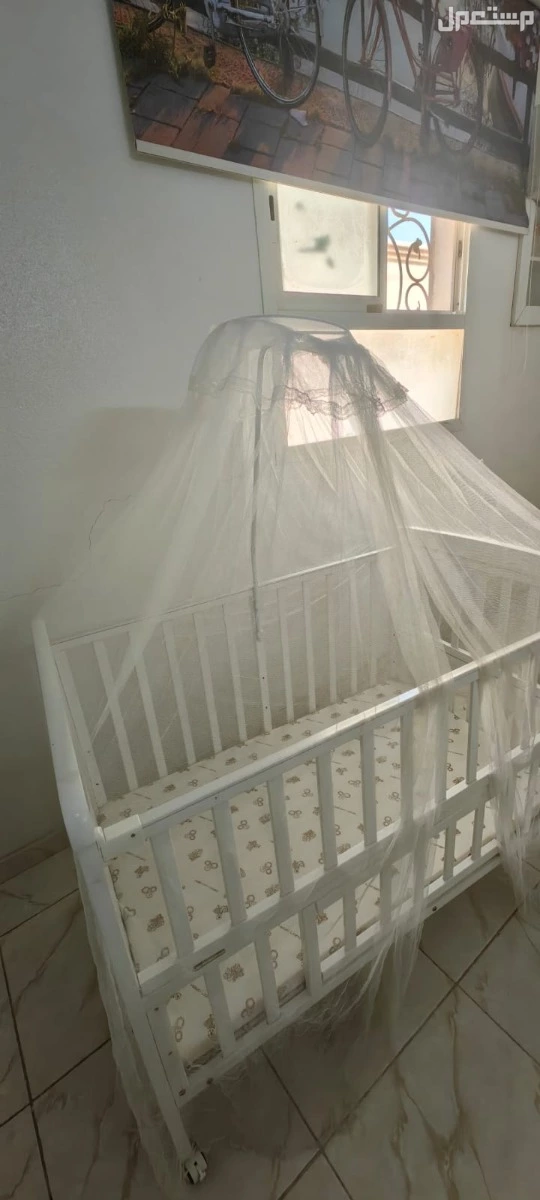 سرير اطفال شبه جديد نظيف جدا وكرسي طعام استخدم ابدا ودراجه وعربيه  للبيع بدواعي السفر