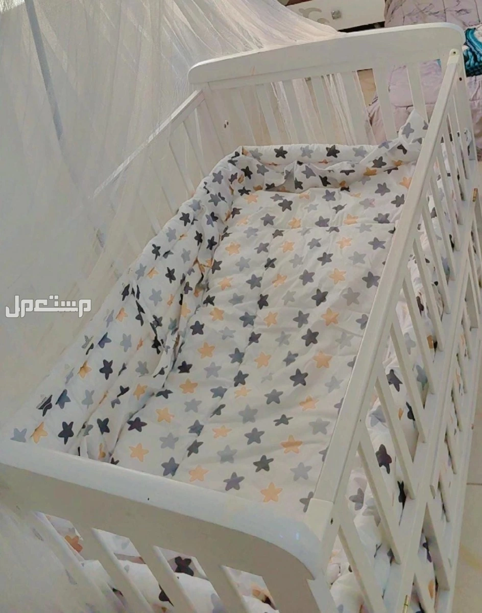 سرير اطفال شبه جديد نظيف جدا وكرسي طعام استخدم ابدا ودراجه وعربيه  للبيع بدواعي السفر