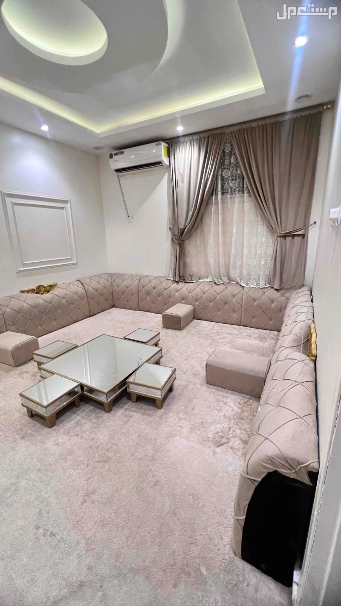 للبيع كنب ارضي شبه جديد مقاس 3 في 3 مع طاولات