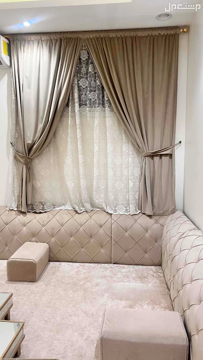 للبيع كنب ارضي شبه جديد مقاس 3 في 3 مع طاولات