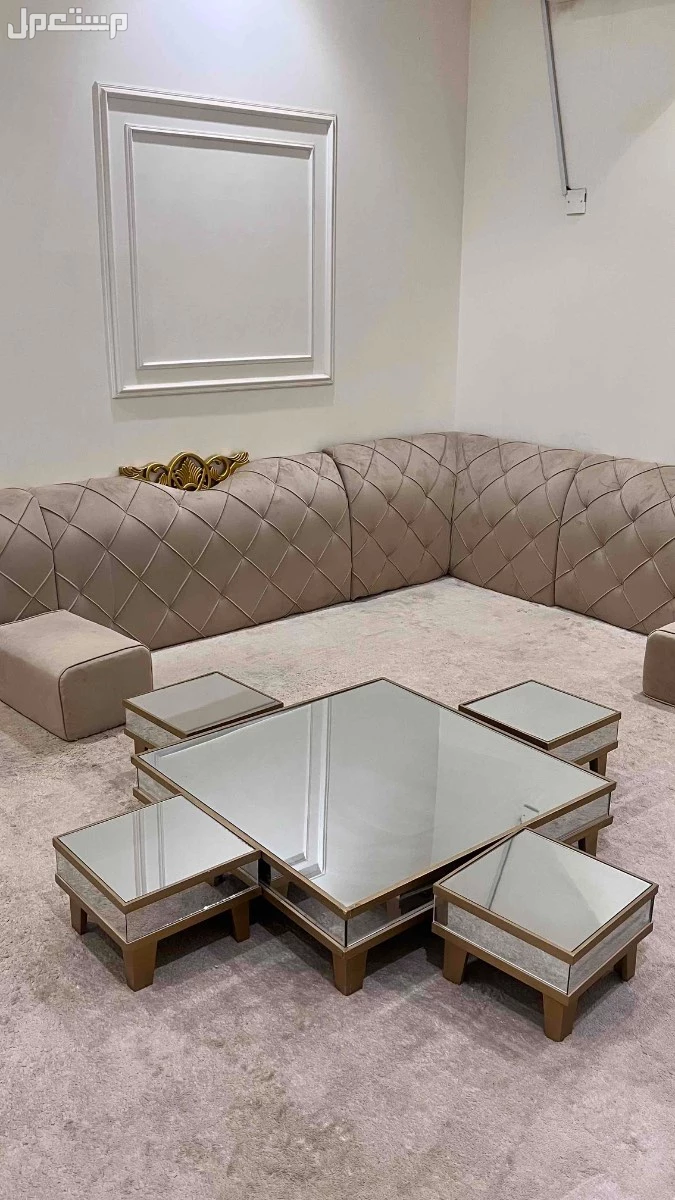 للبيع كنب ارضي شبه جديد مقاس 3 في 3 مع طاولات