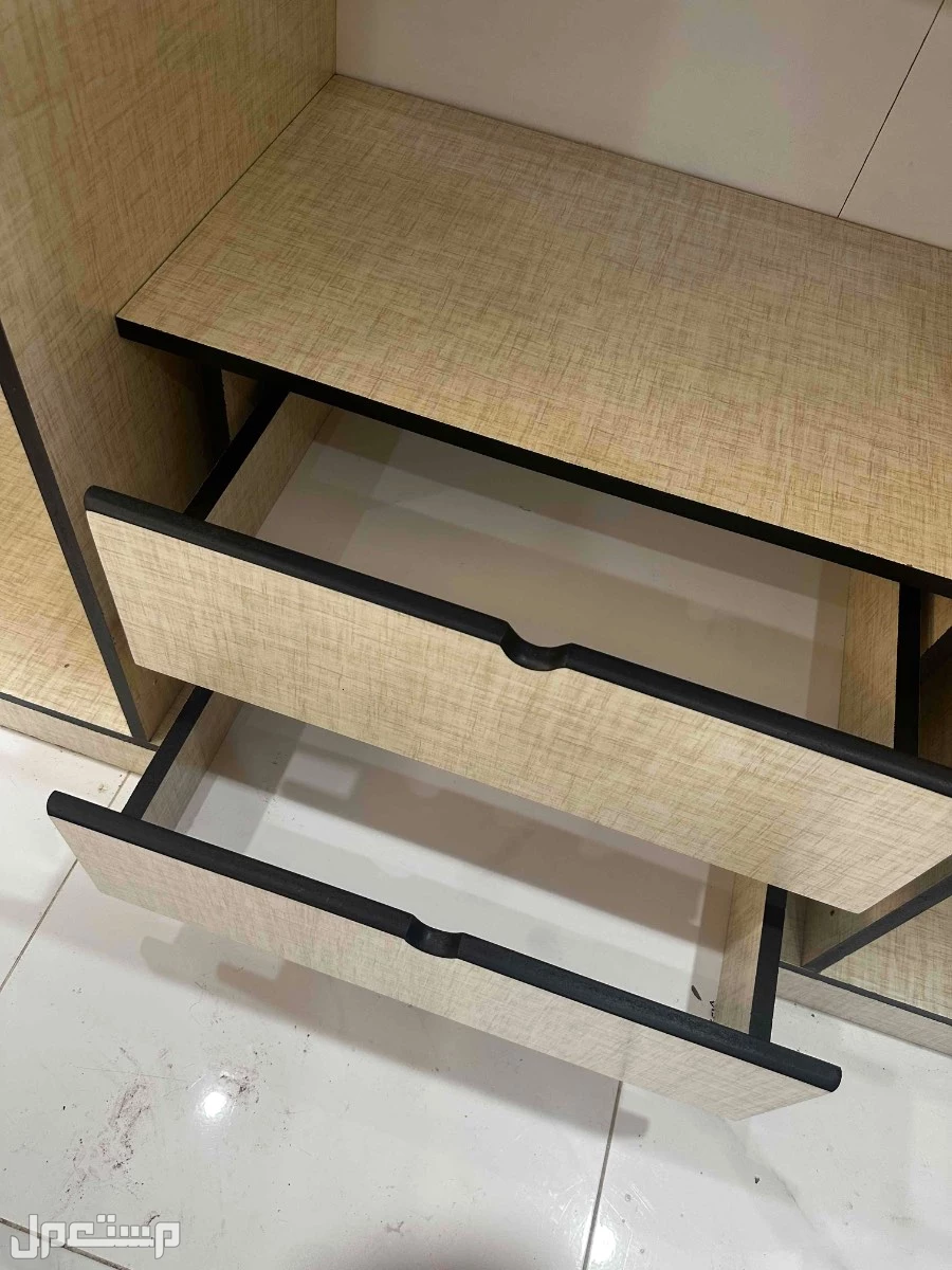 دولاب ملابس وتسريحه و طاولة تلفاز