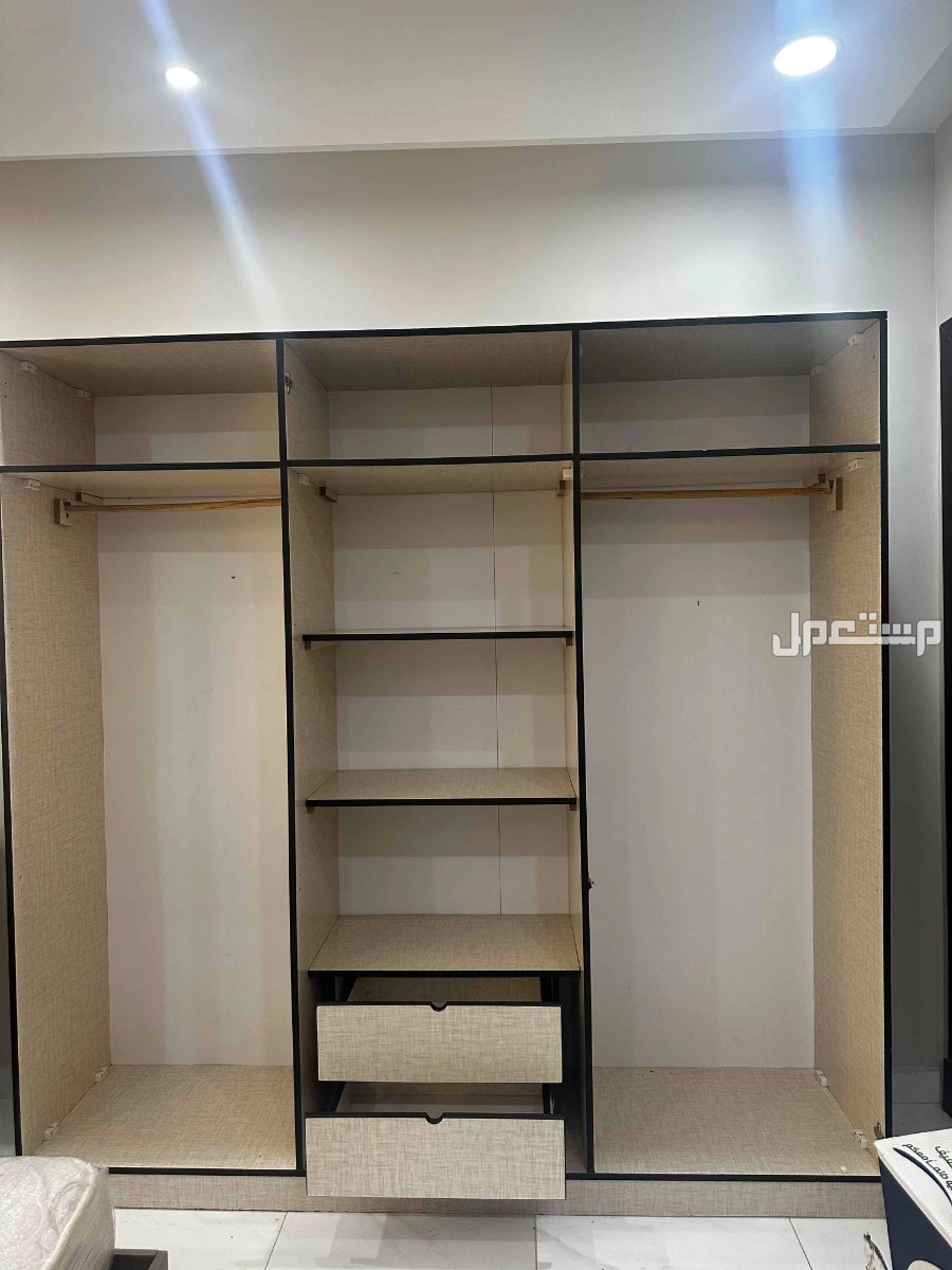 دولاب ملابس وتسريحه و طاولة تلفاز