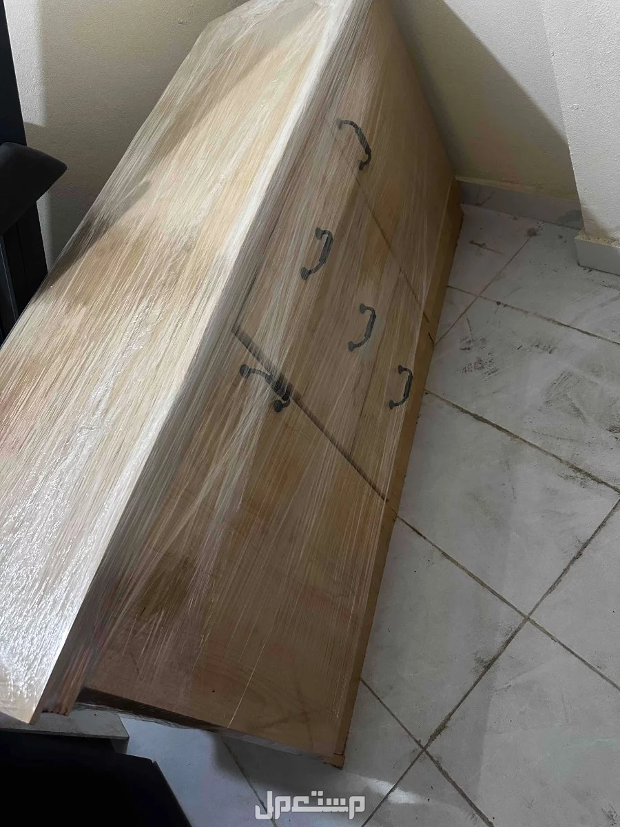 دولاب ملابس وتسريحه و طاولة تلفاز