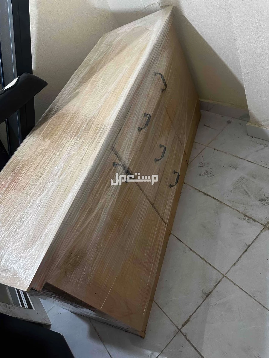 دولاب ملابس وتسريحه و طاولة تلفاز