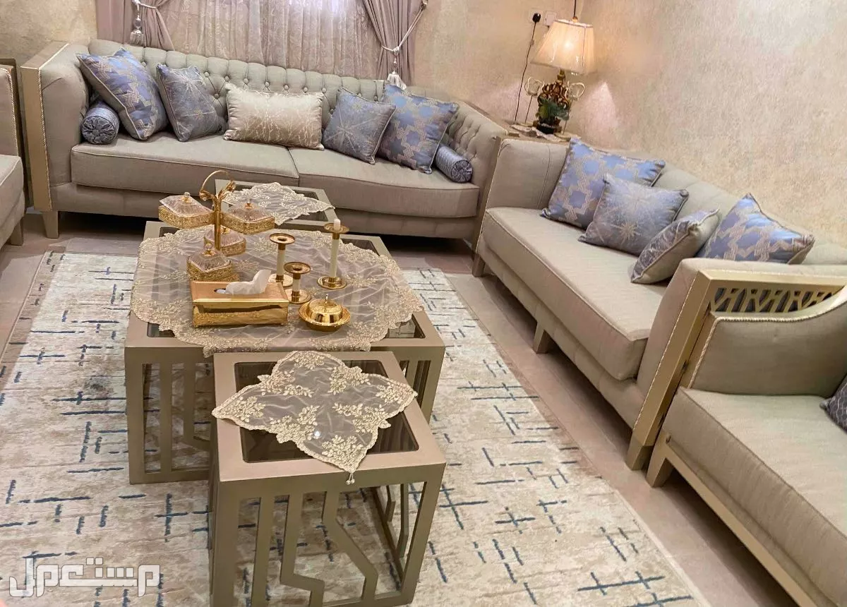 كنب نظيف وفخم مع طاولات في جدة 3500