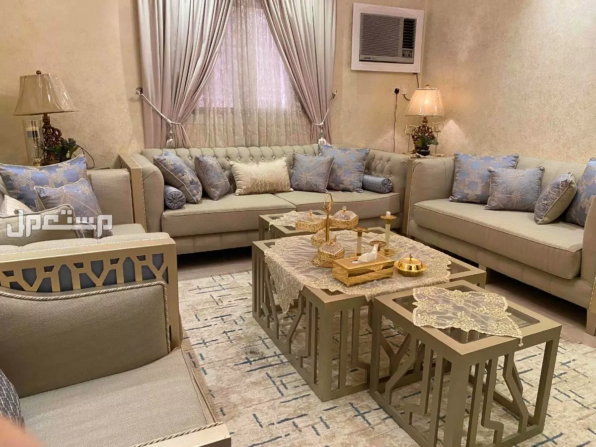 كنب نظيف وفخم مع طاولات في جدة 3500