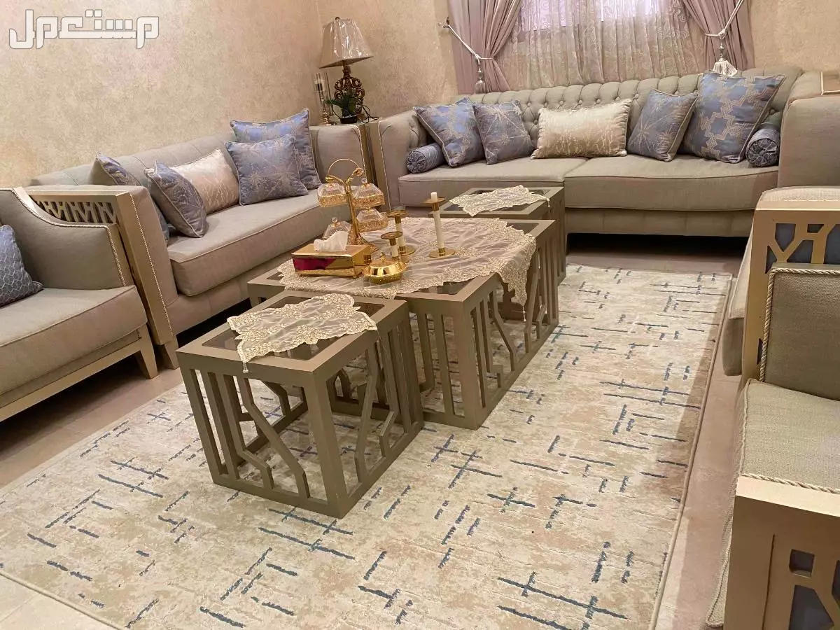 كنب نظيف وفخم مع طاولات في جدة 3500
