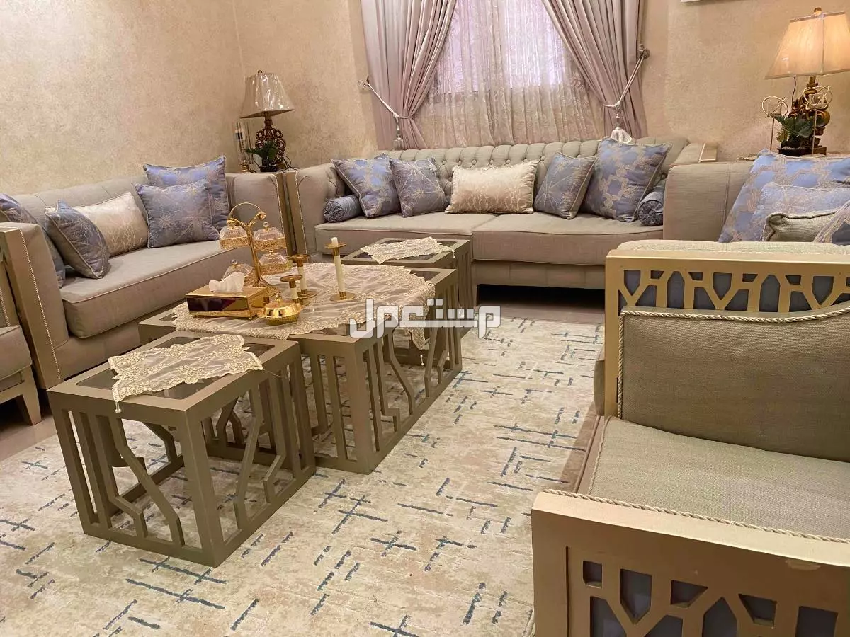 كنب نظيف وفخم مع طاولات في جدة 3500