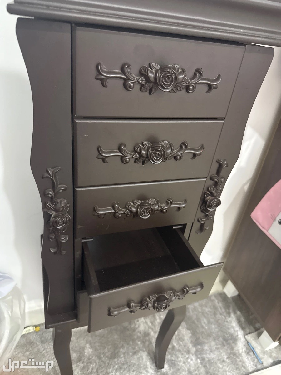 دولاب خزاين اكسسوارات لون بني غامق بحاله جيدة 5 ادراج بسكاكا الجوف